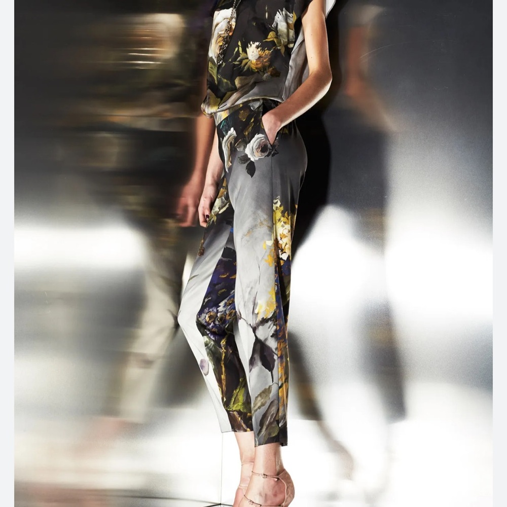 Escada Floral Print Gray Cropped Pants